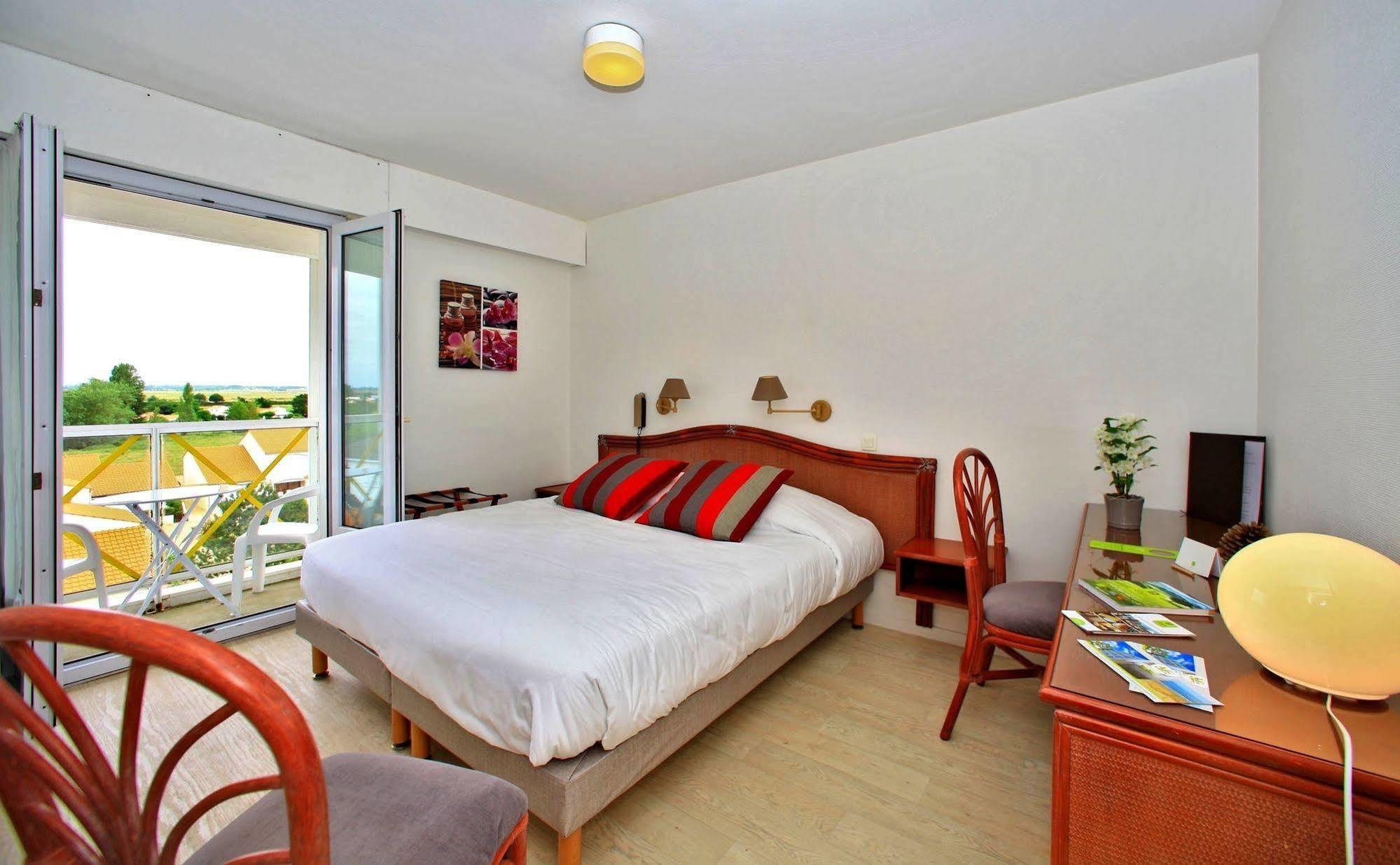 Logis Les Cols Verts La Tranche-sur-Mer Exterior photo